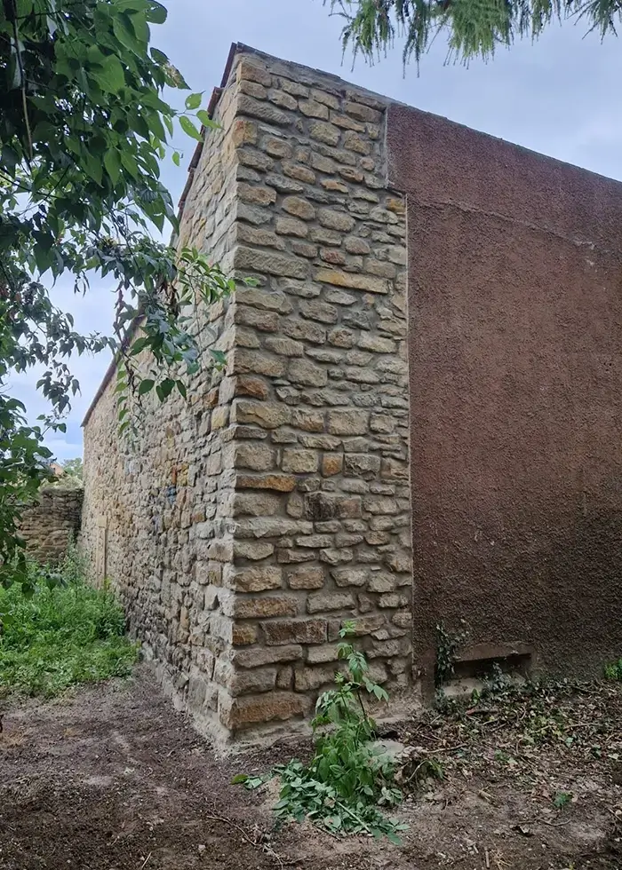 Eine aufwendige sanierung einer historische Mauer mit Steinen